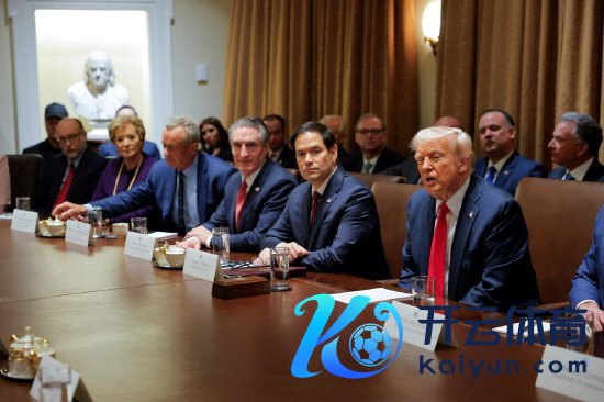 2 月 26 日，在华盛顿特区，唐纳德・特朗普总统主抓了他的初次内阁会议，埃隆・马斯克出席了会议。